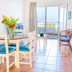 Andreotis Hotel Apartments Pool Dinning Taple